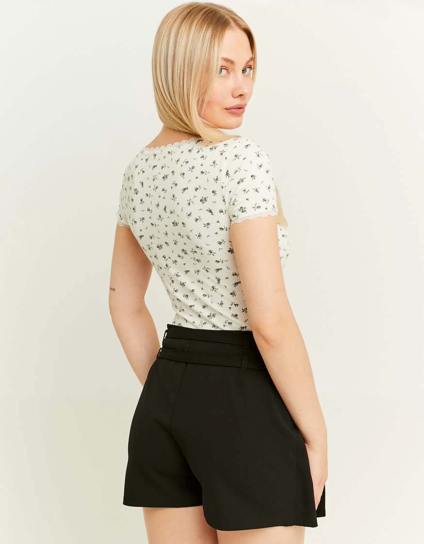 Fashion Body Fleuri Basique avec Laçage T-Shirts Basiques | Body